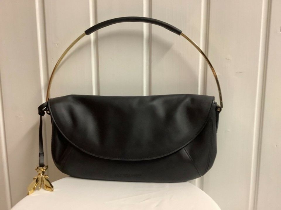 Schwarze Ledertasche mit Bügel von Patrizia Pepe in Petershausen