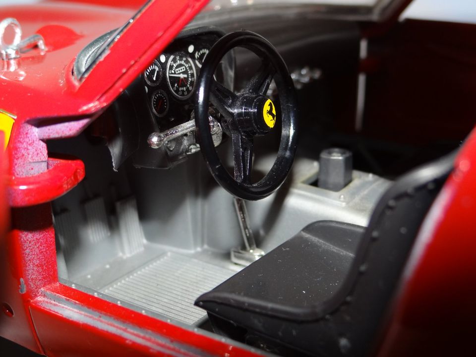 Modellauto roter Ferrari 250 GTO im Maßstab 1:18 von Bburago in Friedberg
