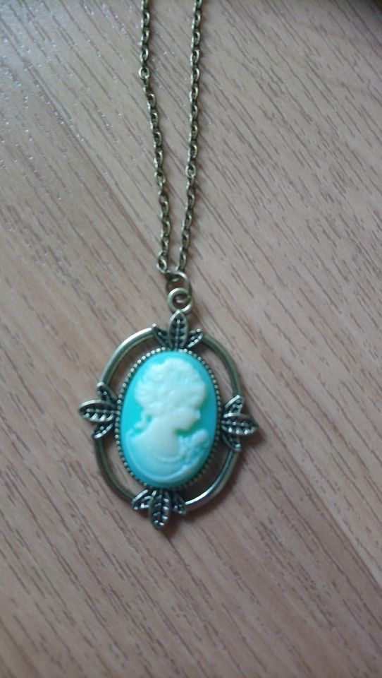 Vampire Diaries Halskette Katherine Pierce Kette , Fanartike neu in Berlin  - Lichtenberg | eBay Kleinanzeigen ist jetzt Kleinanzeigen