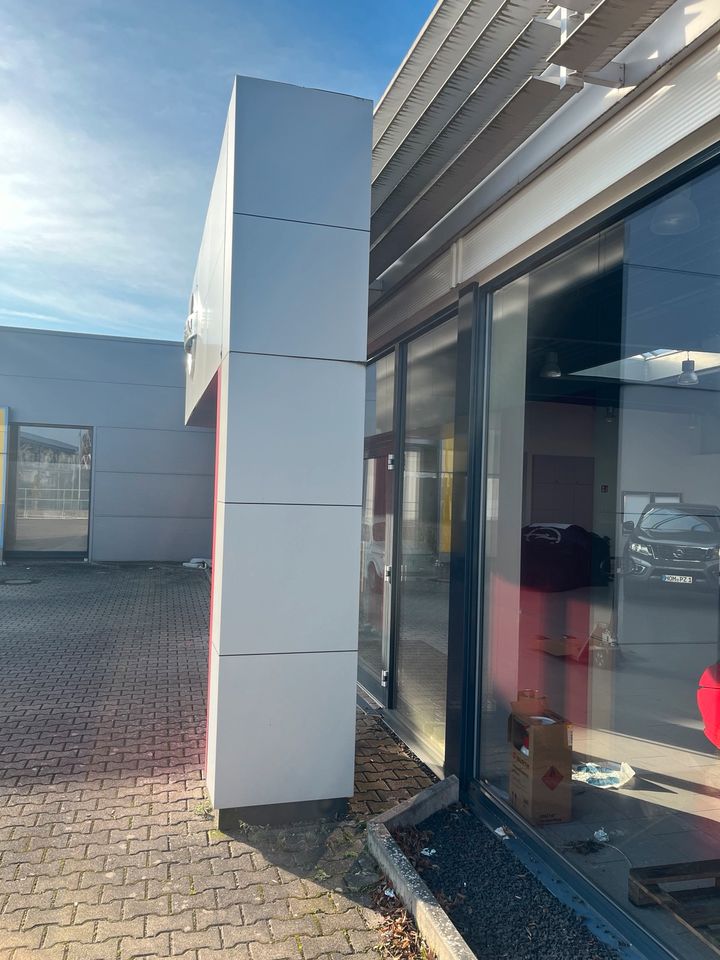 Eingangsportal Nissan in Homburg