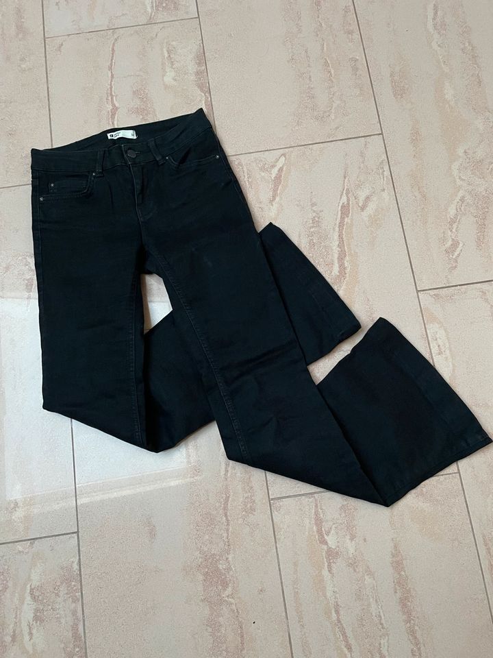 Jeans Schlaghose Gina Tricot XS 34 in Wiesbaden