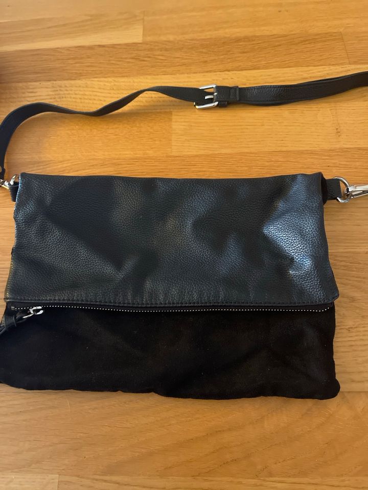 Schwarze crossover Tasche in Ismaning