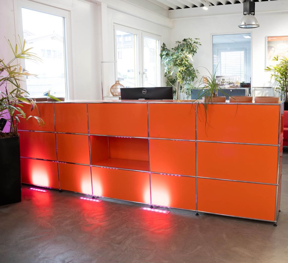 USM Haller Sideboard - Theke orange - Maße: 109 x 325 x 35 cm in Griesheim