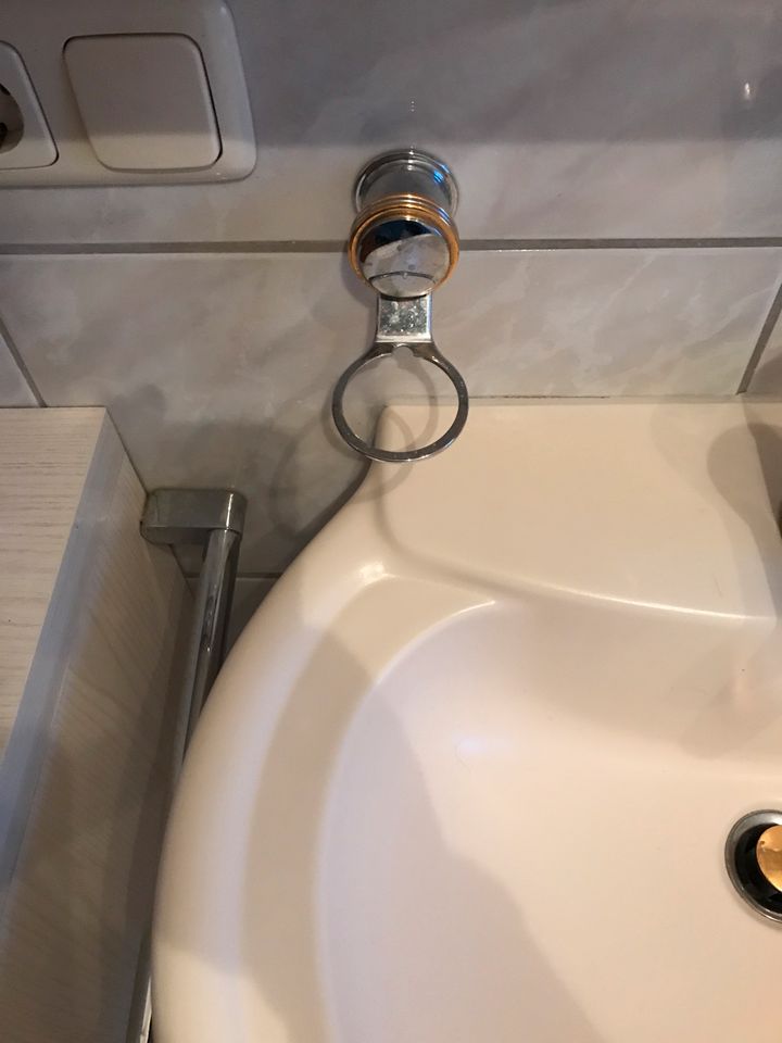 Badezimmer Möbel auch Waschbecken, Handtuchhalter in Tapfheim