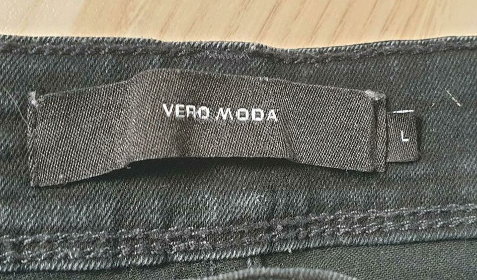 Vero Moda Jeans Shorts Größe 40 L Stretch kurze Hose schwarz in Schellhorn (bei Preetz, Holst)