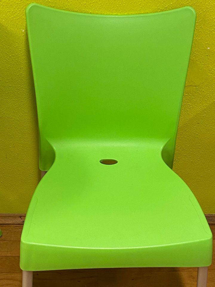 Stühle in Rot und Grün in Essen