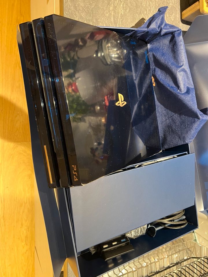 Sony PlayStation 4 Pro 500 Million Limited Edition in Dinkelsbuehl