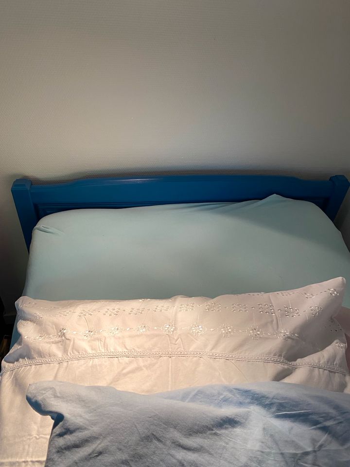Einzel Bett blau lackiert, Eiche und Schränkchen dazu passend in Hamburg