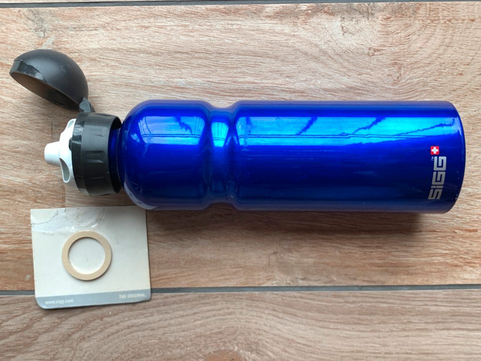 blaue SIGG Flasche & zusätzlicher Dichtungsring in Wandsbek