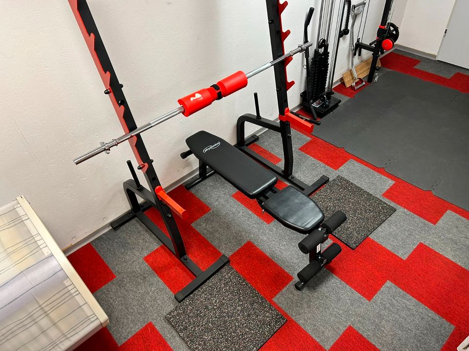 Home-Gym / Fitnessstudio Ausstattung / Hantelbank / Gewichte in Neuburg am Inn