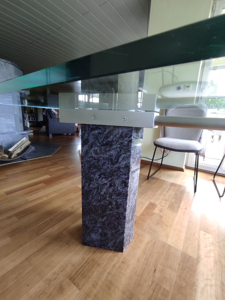 Glas-Esstisch mit Granitfüßen in Hünfelden