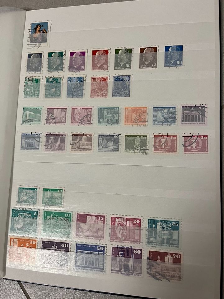 Sammelalbum mit Briefmarken aus Deutschem Reich & DDR (Sammlung) in Neschwitz