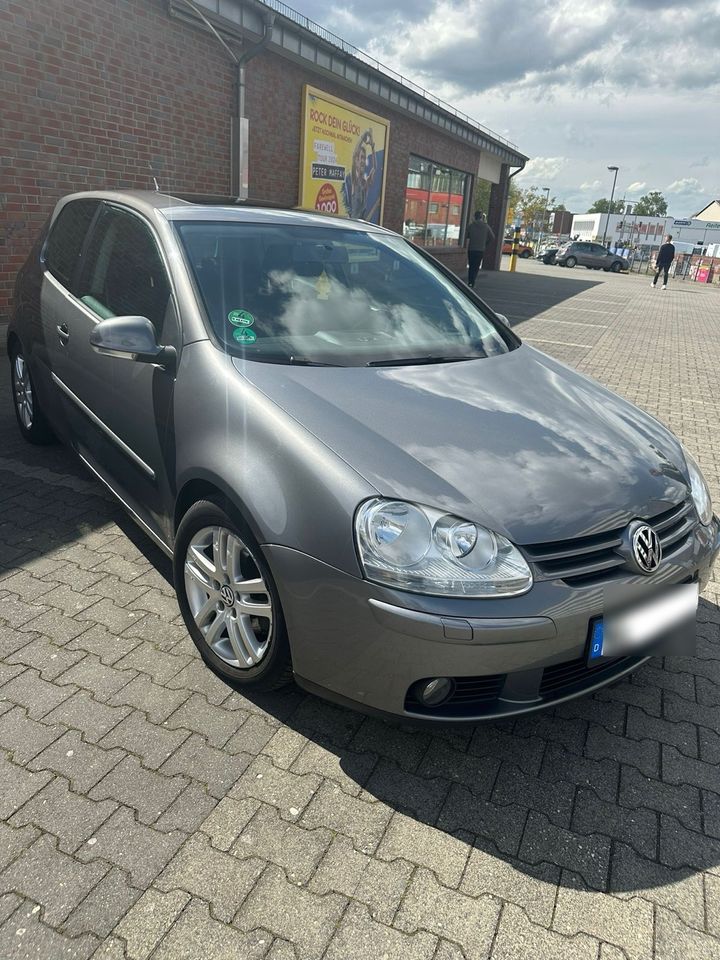 VW Golf 5 mit neuem TÜV in Köln