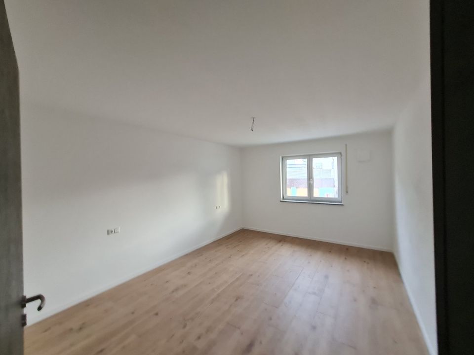 Moderne 4-Zimmer-Neubau-Wohnung mit Balkon & Tiefgarage 1. Stock in Rosenheim