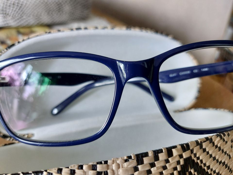 Brille dunkelblau groß mit  Gläsern Links4,00 rechts 2.00 in Hamburg