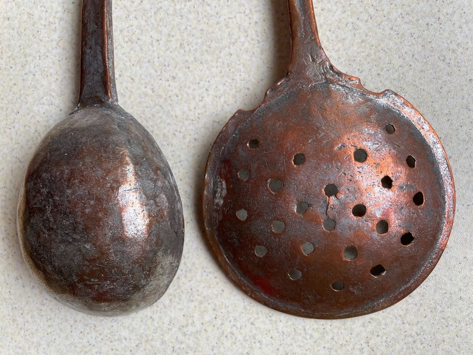 Alte Küchenutensilien aus Kupfer in Backnang