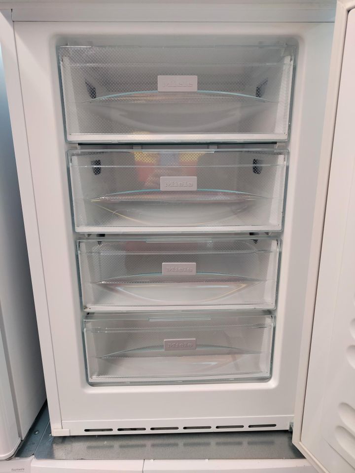 Gefrierschrank Miele F 12010 S - 1 Jahr Garantie in Hamburg