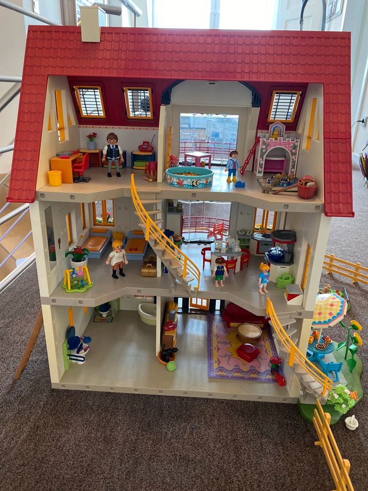 Playmobil Familien Haus - 3-Stockwerke mit Garten und Auto in Trittau