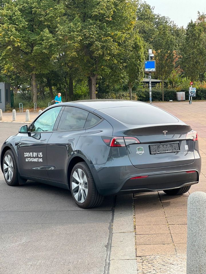 Tesla Model Y 2023 372 PS Autovermietung Mietwagen Automieten Rent a car in Berlin