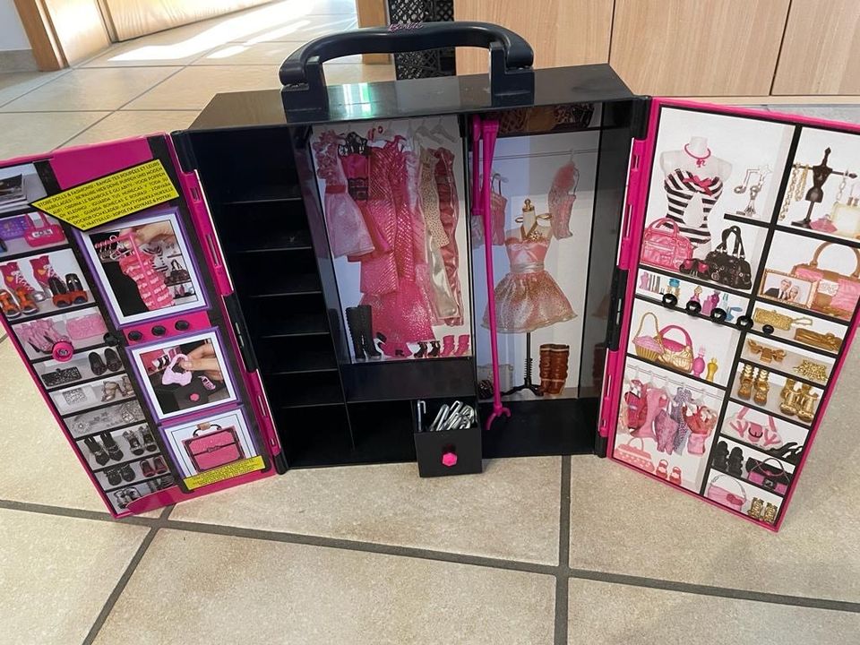 Barbie, Koffer, schon Sachen drin in Kevelaer