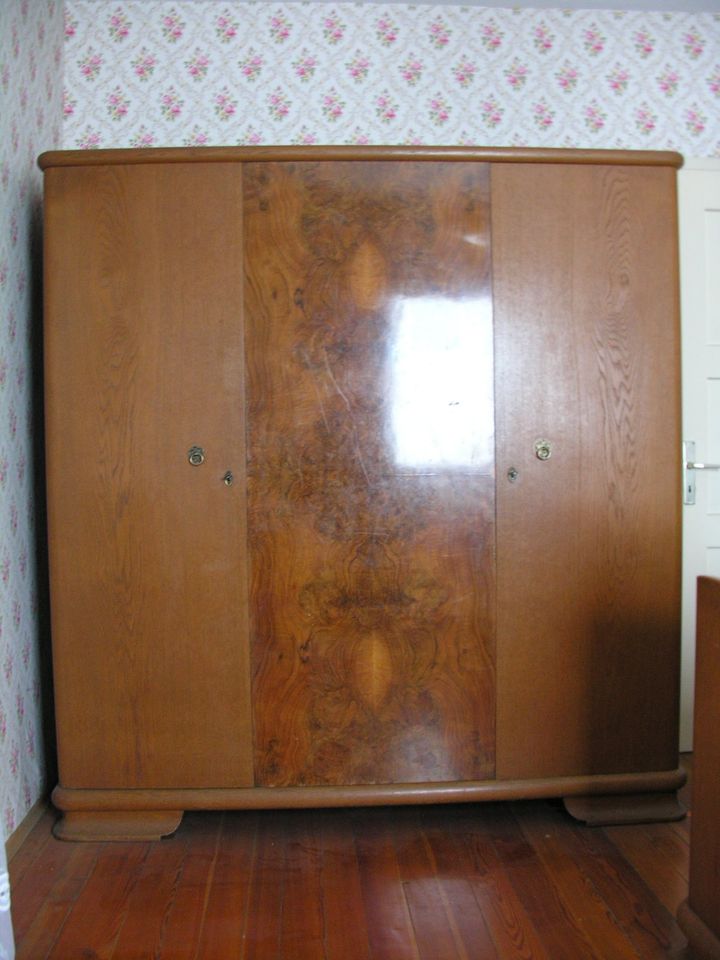 Schlafzimmer Doppelbett Schrank Antik Massivholz  komplett in Cleebronn