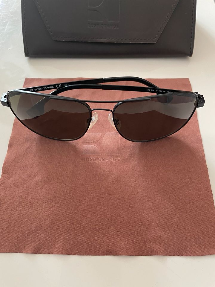 OVP und originale Hugo Boss Orange Sonnenbrille Etui in Kassel