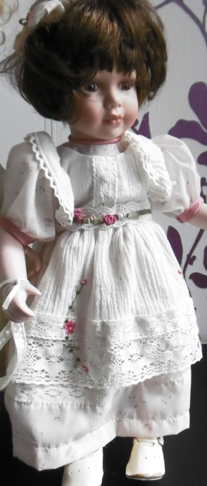2 Porzellan Puppen handbemalt unbespielt + Aufsteller je 7,- € ! in Uetersen