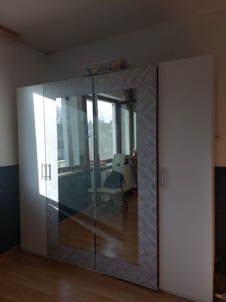 Kleiderschrank in weiß mit Spiegel in Bad Fallingbostel