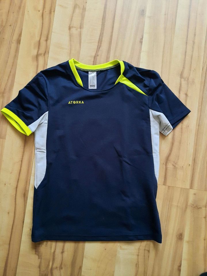 Sportshirt Tshirt gr. 128 in Genthin