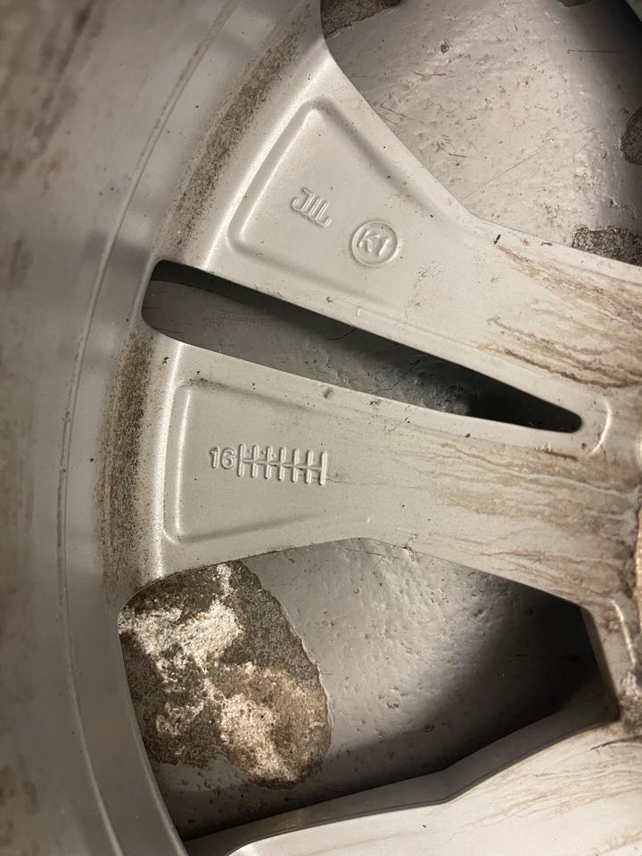 ORIGINAL VW Felge mit Winterreifen und original Nabendeckel in Dinslaken
