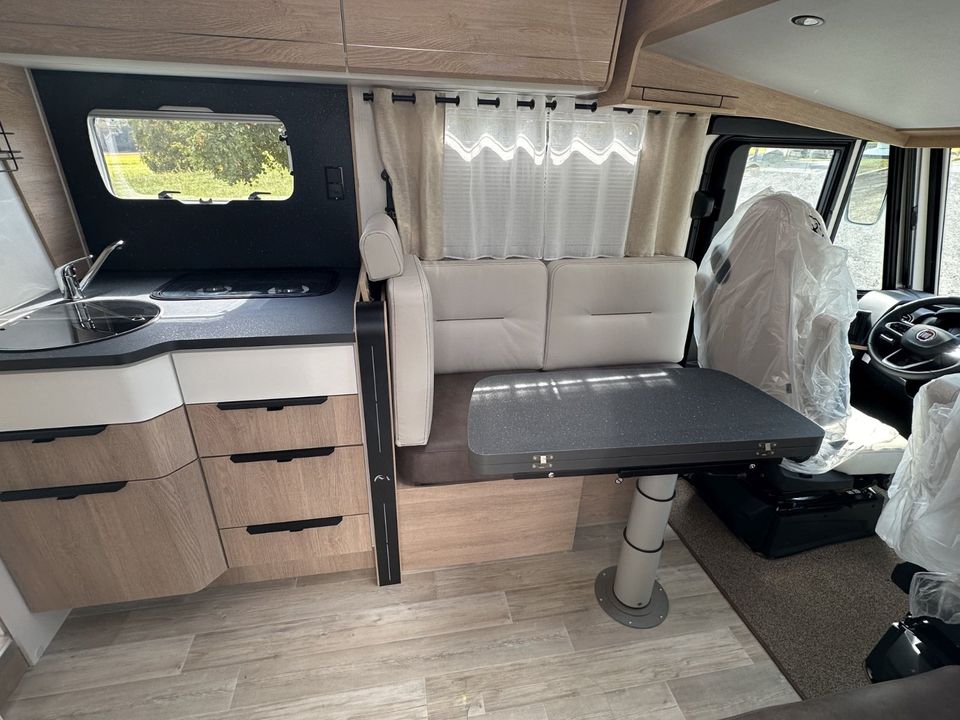 Mooveo Wohnmobil Integriert INT74QBF, Queensbett in Haßfurt