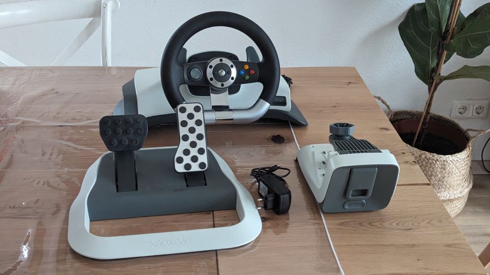 Offizielles kabelloses Microsoft Xbox 360 Lenkrad + Pedal in Bernau