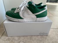 Nike Dunk Low by you grün weiß Größe 44 Baden-Württemberg - Freudenstadt Vorschau