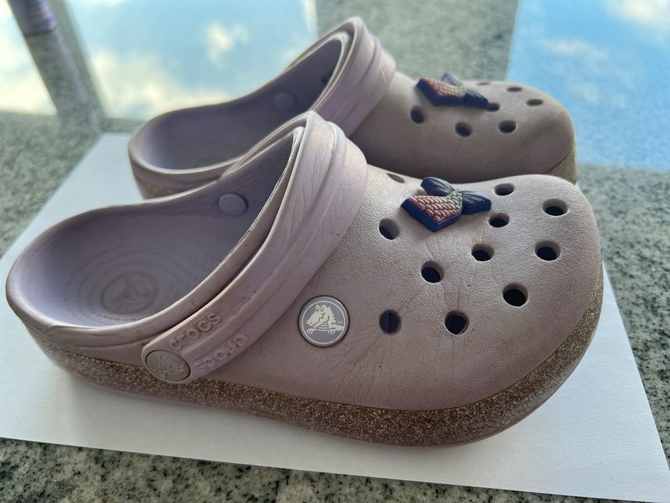 Crocs Mädchen Clogs Meerjungfrau J3 Gr. 34/35 Flieder lila Glitze in Stuttgart