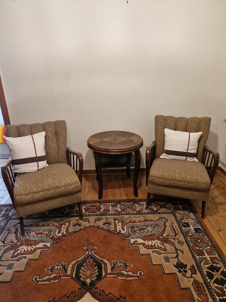 Zwei Vintage Sessel inclusive Tisch in Löhnberg
