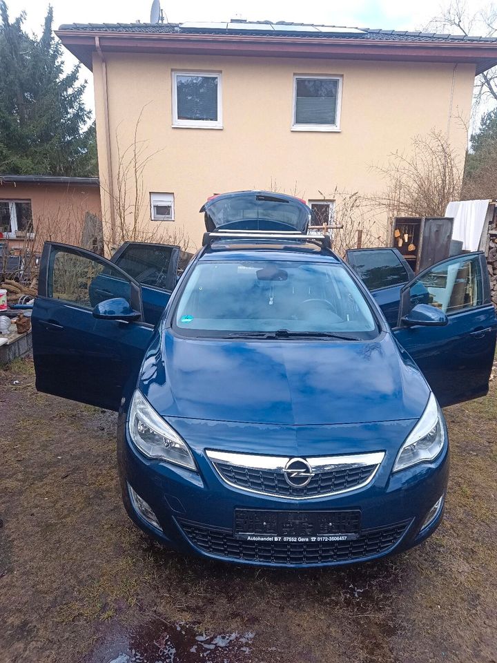 Opel Astra j Sports Tourer 1,6l in Oranienburg