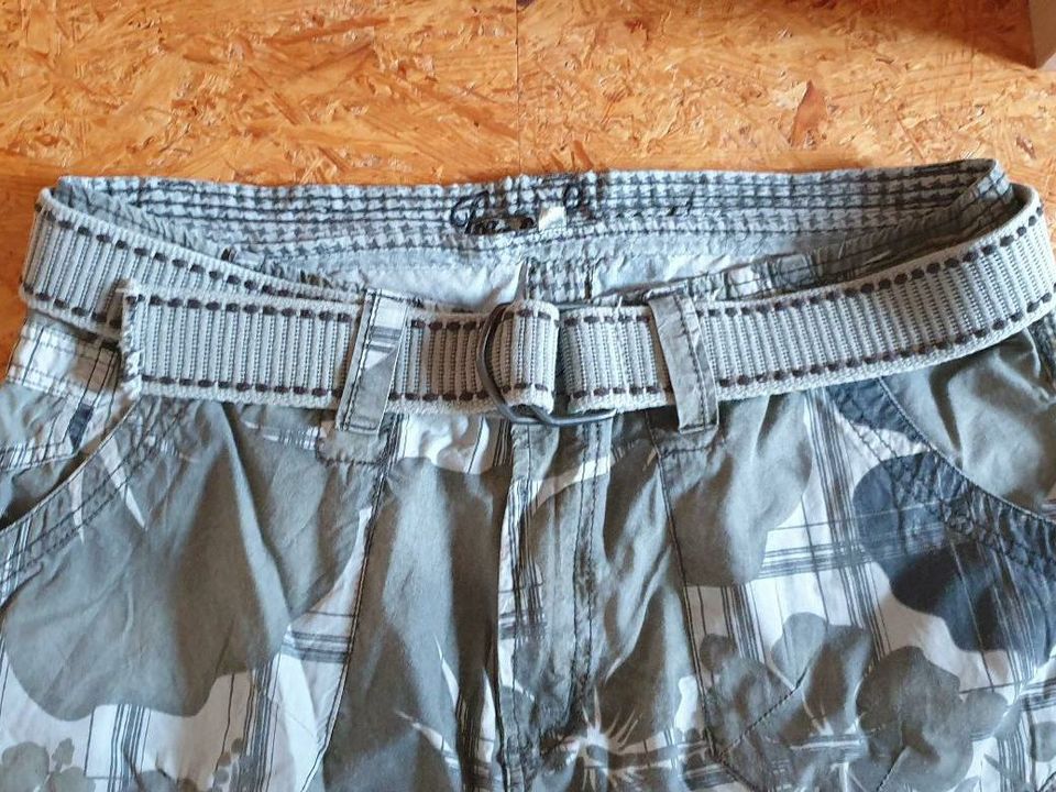 Shorts kurze Hose mit Gürtel Größe L in Oberthulba