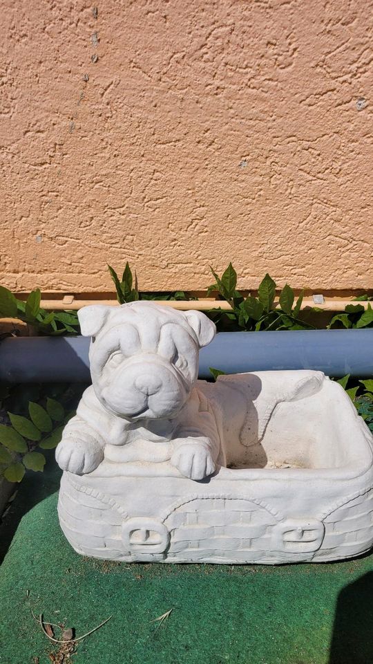 Gartendekoration. Hundekörbchen als Pflanzgefäß aus Beton. NEU!!! in Bötzingen