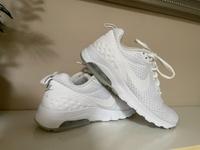 Nike Air Turnschuhe Sneaker white weiß neuwertig 36,5 Niedersachsen - Geestland Vorschau
