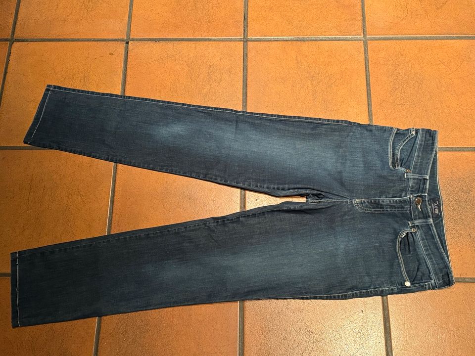 Blaue Armani-Jeans, sehr gut erhalten, Größe 29 in München