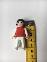 Playmobil Figur Mädchen Kind rot weiss 1981 schwarze Haare Süd - Niederrad Vorschau