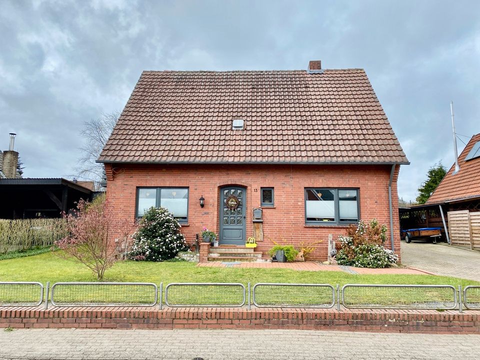 Einfamlienhaus mit Einliegerwohnung auf großem Grundstück. in Berge