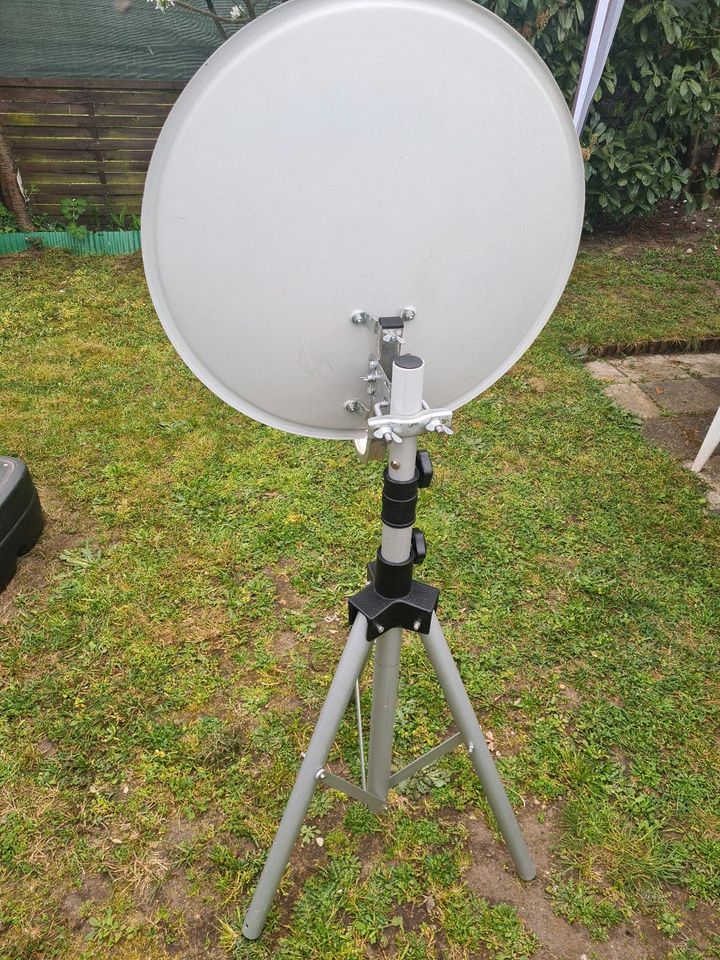 Satelliten Antenne mit Ständer in Rodgau