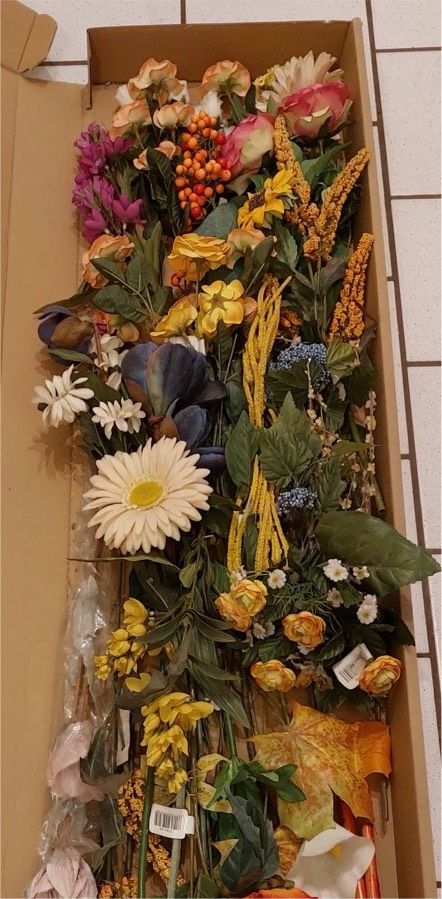 Tolles Seidenblumen-Sortiment 30 Blumen mit 90 Blüten und Beeren in Dieburg