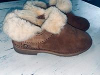 UGG McKay Chestnut Women‘s Fixed Strap Suede Ankle Bootie Nordrhein-Westfalen - Hattingen Vorschau