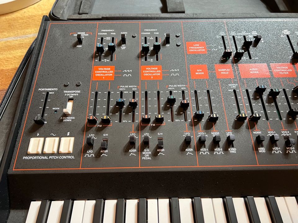 Korg ARP Odyssey mit Koffer und Leder Dust Cover in Berlin