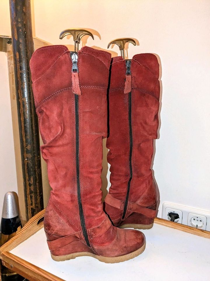 lange rote Stiefel • Lederstiefel • Boots mit Keilabsatz MJUS in Berlin