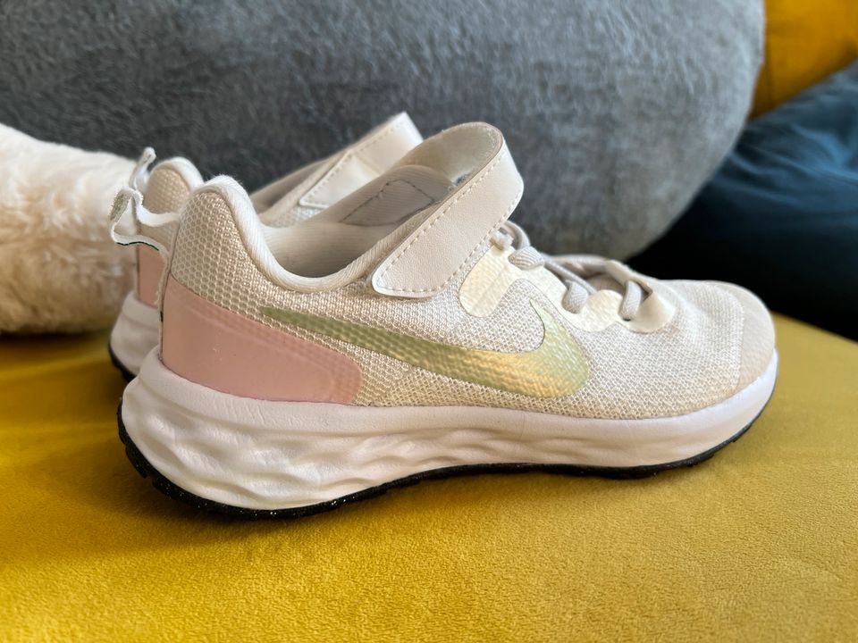 Nike Running Sneaker Gr. 31 Weiß Rosa Mädchen in Berlin