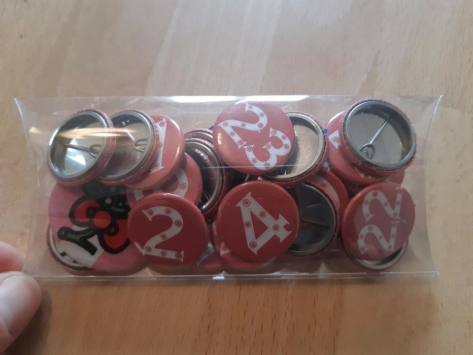 Adventskalender Buttons Anstecker in Freiburg im Breisgau