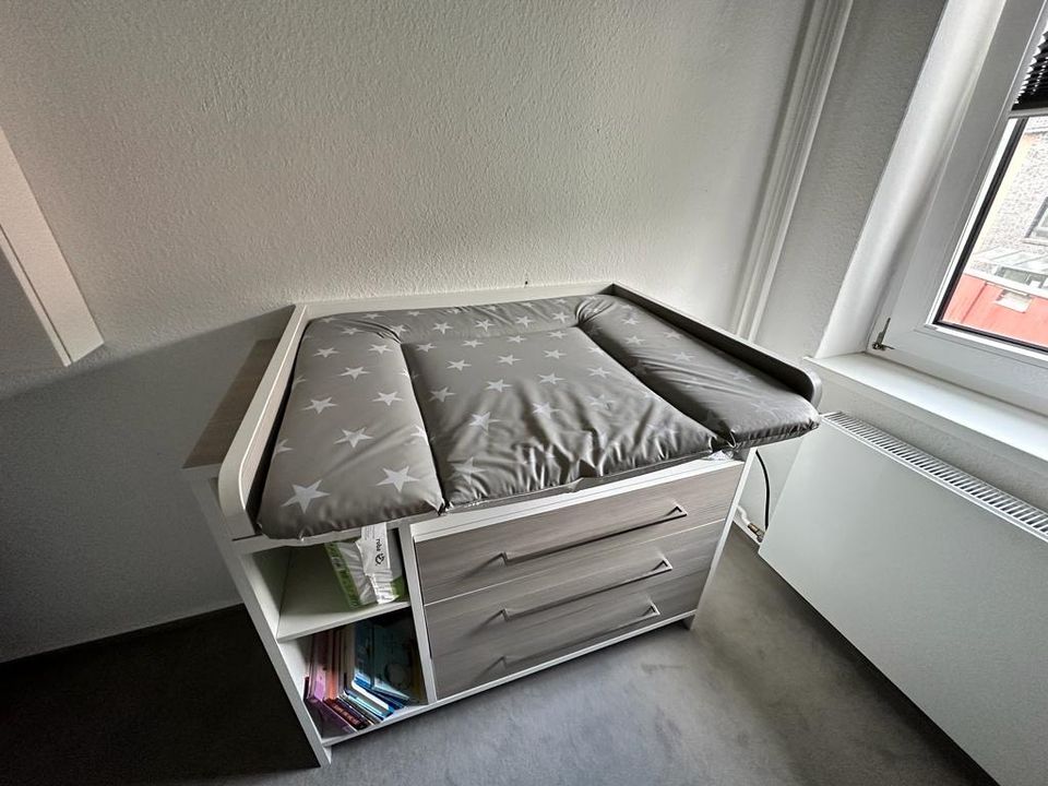 Babyzimmer-Wickelkommode/Kombibett in Kiel